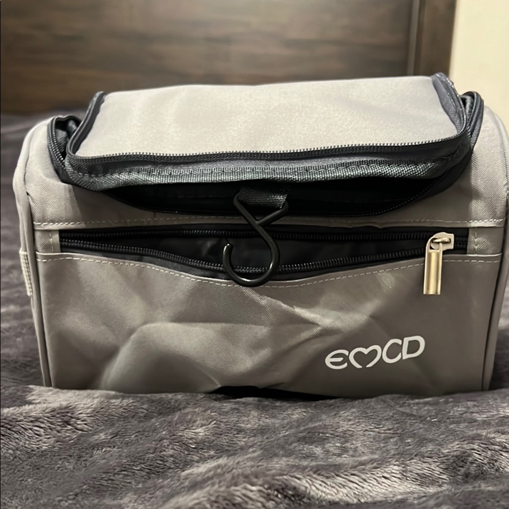EMCD Gray Toiletry Bag - Picture 3 of 4